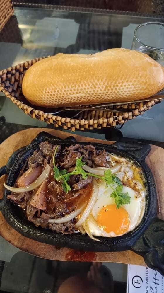 banh mi with beef and egg