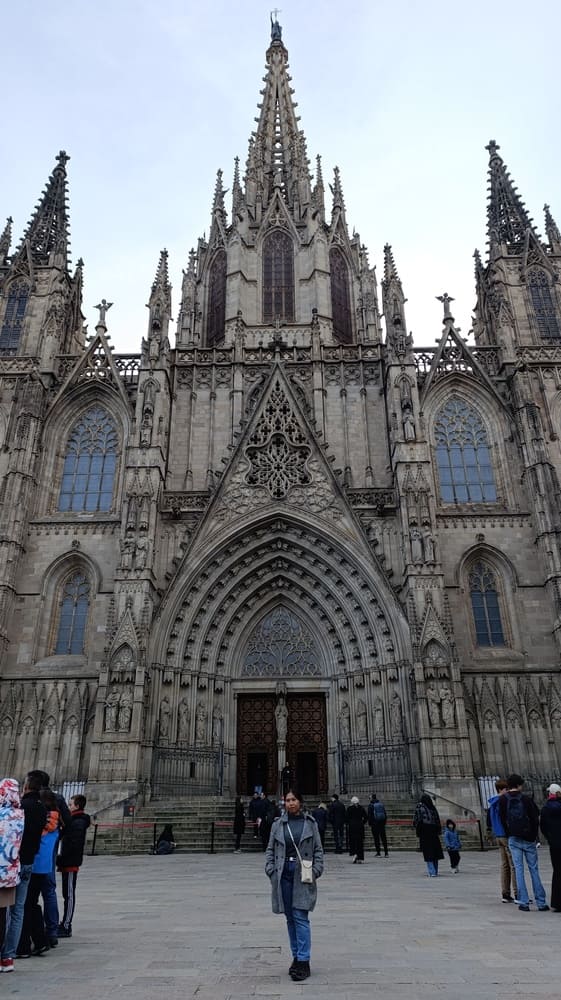 A girl taking pic in front of Barcelona Cathedral