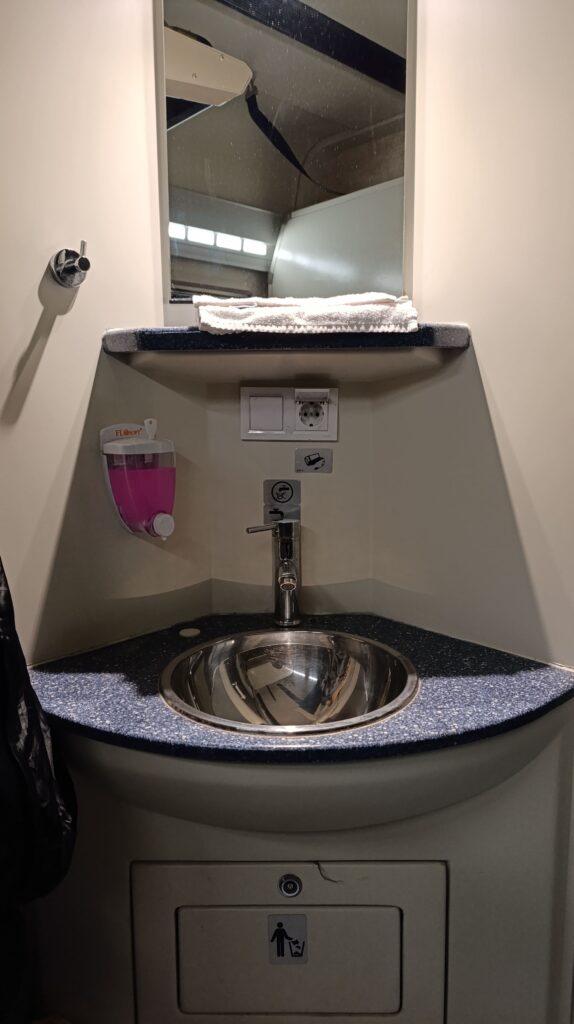 The sink inside the Istanbul train
